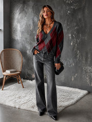 Pull losanges gris et rouge — vue portée en pied, jean large, dans une pièce