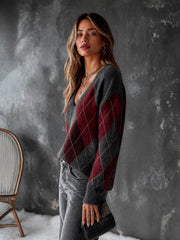 Pull losanges gris et rouge — vue portée de trois-quarts, motif sur la manche