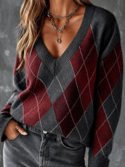 Pull losanges gris et rouge — gros plan du col en V et des losanges