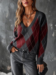 Pull losanges gris et rouge — vue portée de face, jean gris foncé