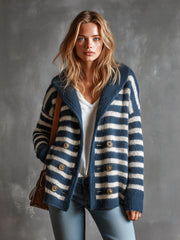 Cardigan marine à fines rayures — vue portée en pied, coupe droite