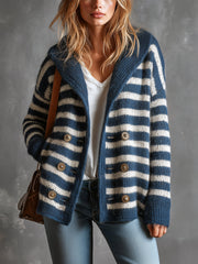 Cardigan marine à fines rayures — vue portée de face, haut blanc et jean bleu, mains près des poches