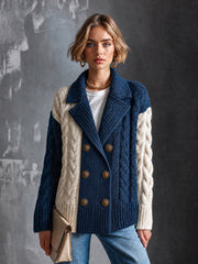 Cardigan torsadé marine et blanc — vue portée de trois-quarts, contraste bleu et crème