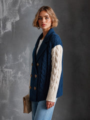 Cardigan torsadé marine et blanc — vue portée de profil, manche crème