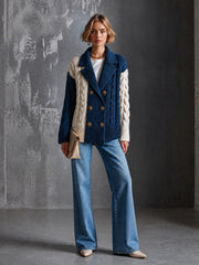 Cardigan torsadé marine et blanc — vue portée en pied, jean bleu clair évasé