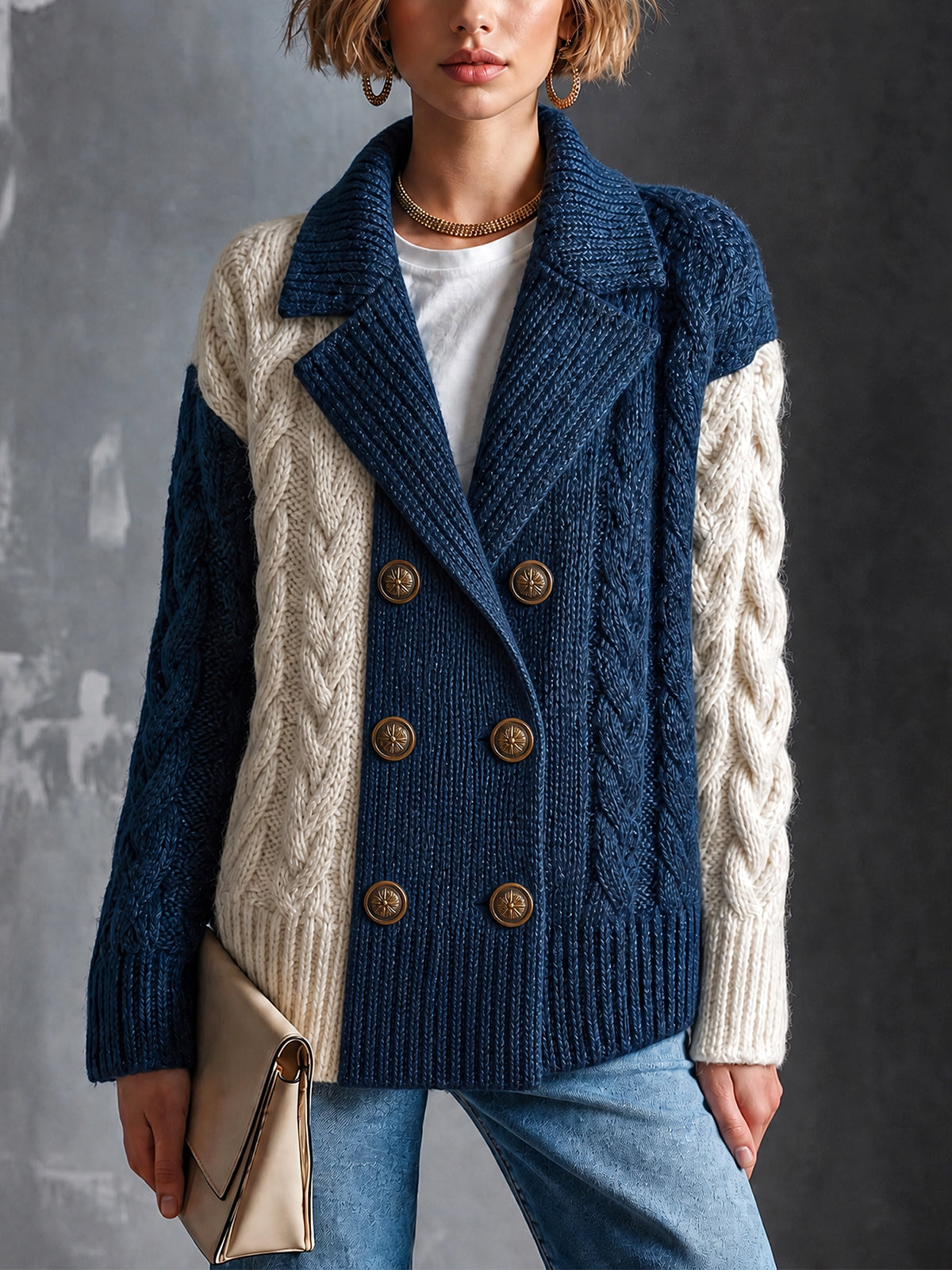 Cardigan torsadé marine et blanc — vue portée de face, petite pochette beige