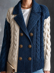 Cardigan torsadé marine et blanc — gros plan des torsades et des boutons cuivrés