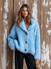 Cardigan bleu à col châle — vue portée en pied, boutonné