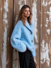 Cardigan bleu à col châle — vue portée de profil, volume des manches