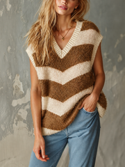 Pull sans manches à rayures crème et camel — présentation portée.