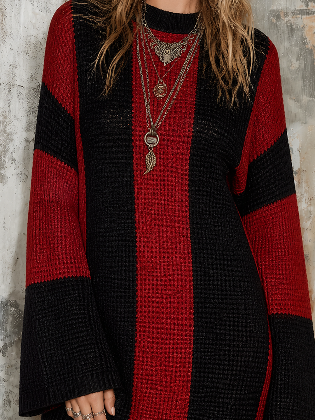 Robe graphique rouge et noire, gros plan de la maille