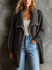 Cardigan gris foncé à surpiqûres contrastées.