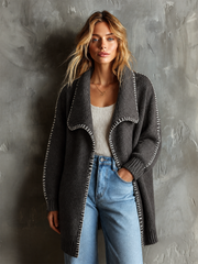 Cardigan gris foncé à surpiqûres contrastées.