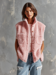 Gilet rose duveteux col montant — vue portée de face, autre pose