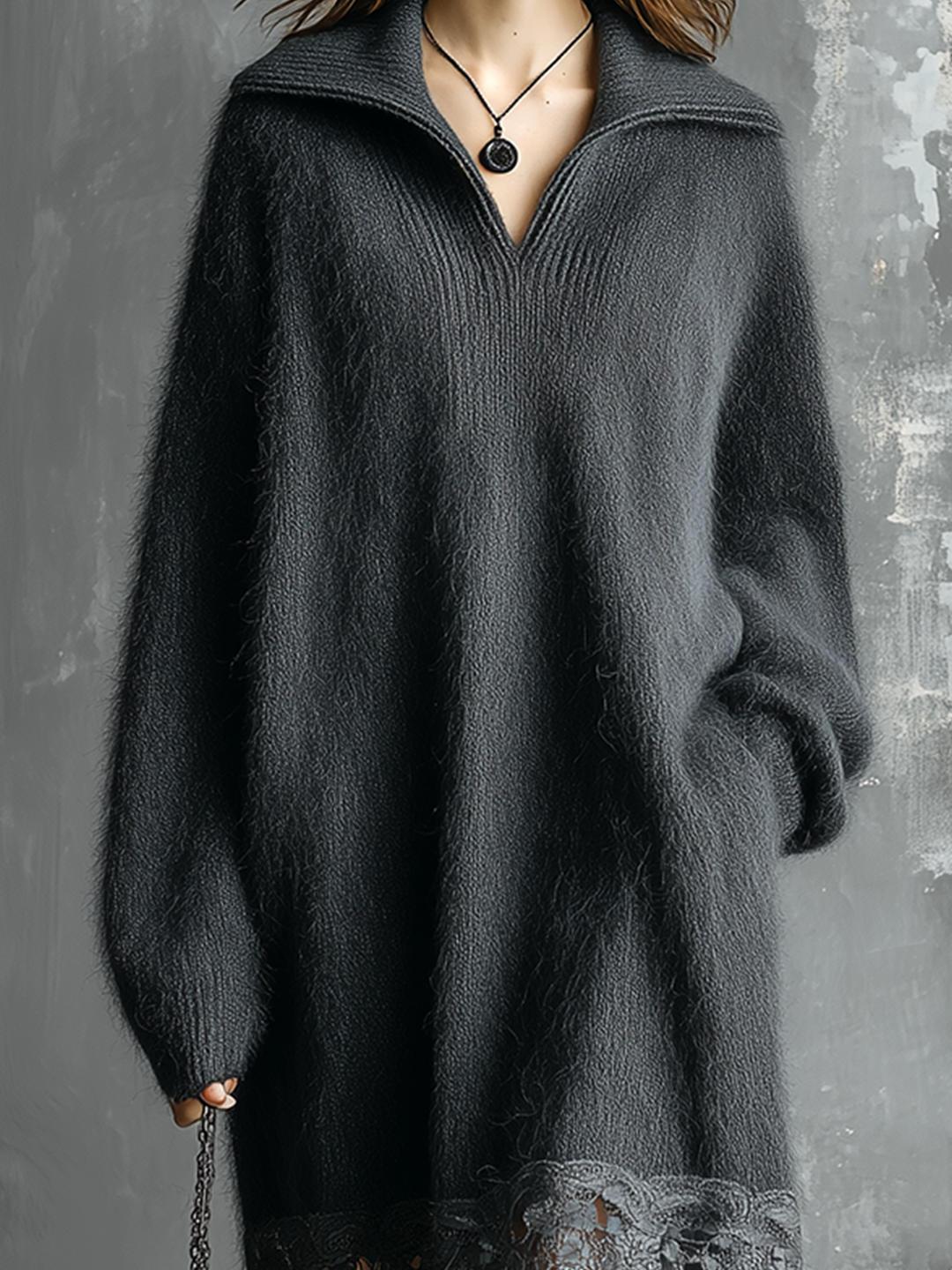 Robe anthracite à base dentelle, gros plan du col