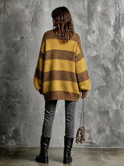 Cardigan rayé brun et jaune à col montant.