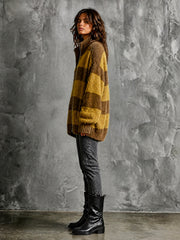 Cardigan rayé brun et jaune à col montant.
