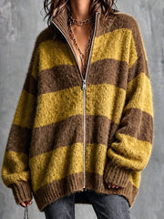 Cardigan rayé brun et jaune à col montant.