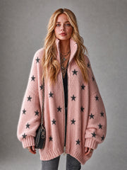 Cardigan rose et noir étoiles — vue portée de face, manches bouffantes