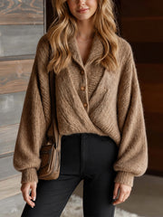 Pull camel devant croisé — vue portée de face, rentré dans un pantalon noir