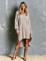 Robe grège à capuche et manches longues.
