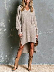 Robe grège à capuche et manches longues.