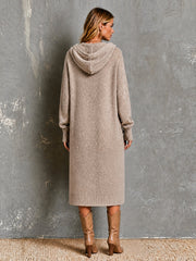 Robe grège à capuche et manches longues.