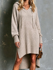 Robe grège à capuche et manches longues.