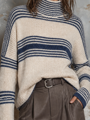 Pull rayé avoine et marine — gros plan des rayures et de la maille
