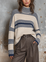 Pull rayé avoine et marine — vue portée de face, rayures sur le buste et les manches