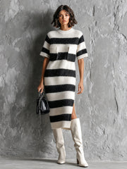Robe midi blanche et noire à rayures.