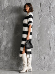 Robe midi blanche et noire à rayures.