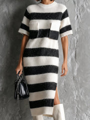 Robe midi blanche et noire à rayures.