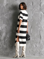 Robe midi blanche et noire à rayures.