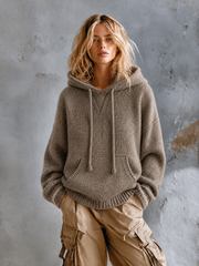 Pull taupe à capuche — vue portée de face, mains dans la poche, pantalon cargo beige
