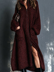 Cardigan long bordeaux zippé — vue portée de trois-quarts, grosse maille texturée