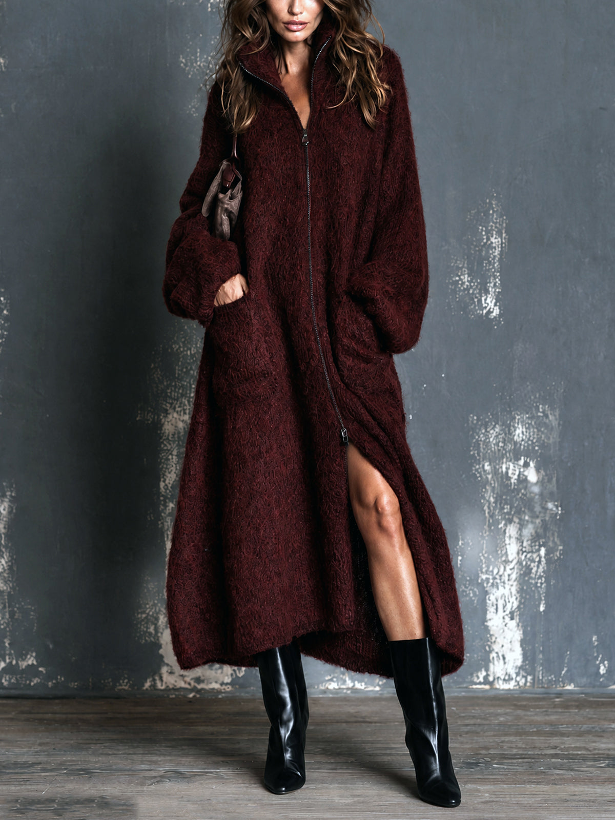 Cardigan long bordeaux zippé — vue portée en pied, entrouvert en bas, bottes noires