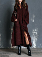 Cardigan long bordeaux zippé — vue portée en pied, entrouvert en bas, bottes noires