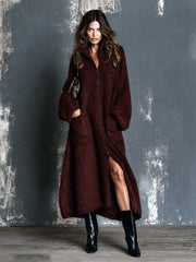 Cardigan long bordeaux zippé — vue portée en pied, une main dans la poche