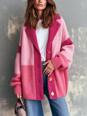 Cardigan rose à blocs de couleur — vue rapprochée de face.