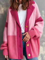 Cardigan rose à blocs de couleur — détail des revers et des boutons.