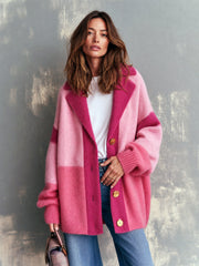 Cardigan rose à blocs de couleur — vue de face.