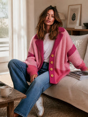Cardigan rose à blocs de couleur — vue portée assise.