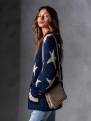 Cardigan marine étoiles blanches — vue portée de profil, sac bandoulière
