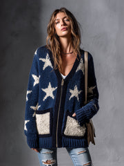 Cardigan marine étoiles blanches — vue portée de trois-quarts, motif sur les manches