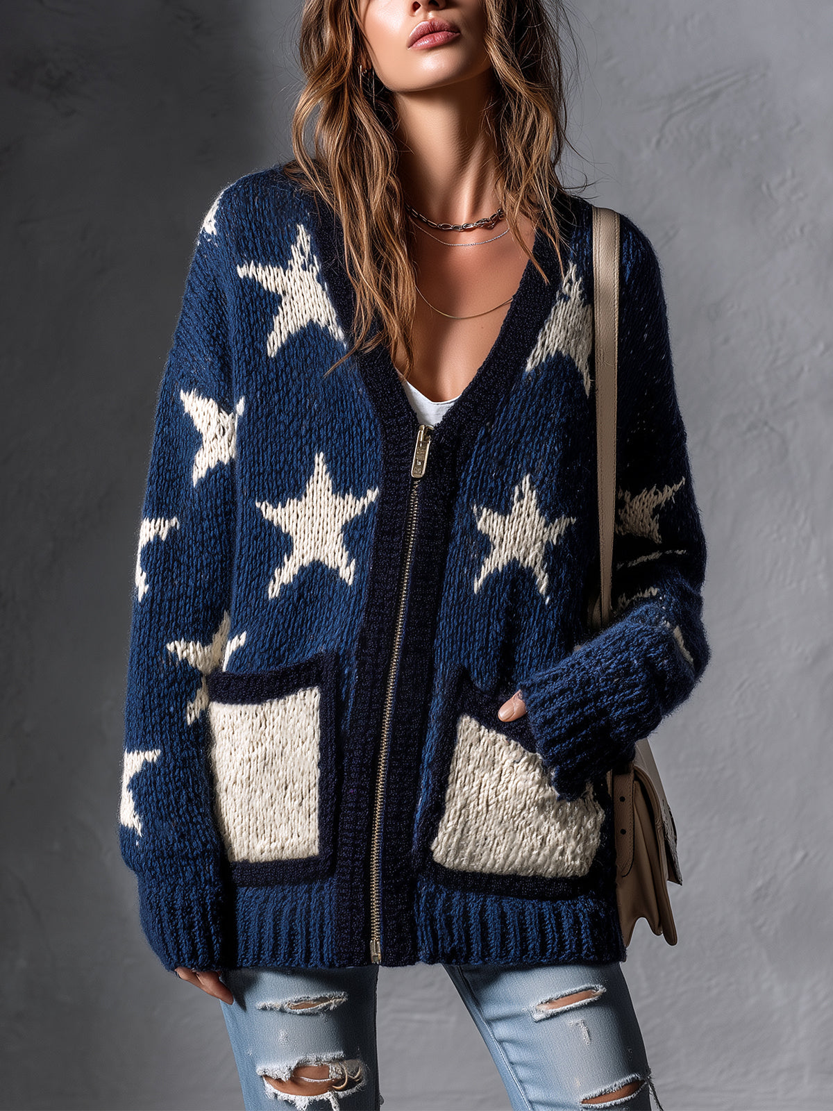 Cardigan marine étoiles blanches — vue portée de face, ouvert, poches métallisées et fermeture éclair