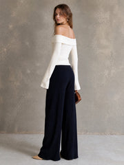 Ensemble cardigan et pantalon large — vue portée de trois-quarts, de dos, regard par-dessus l'épaule