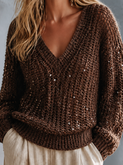 Pull brun grosse maille sequins — gros plan de l'encolure en V et de la maille ajourée à fils brillants