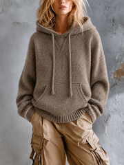 Pull taupe à capuche — vue portée de face, large poche kangourou