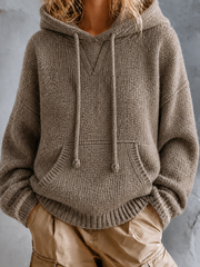 Pull taupe à capuche — gros plan de la capuche, du cordon de serrage et de la maille épaisse